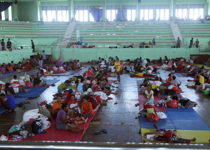 居民暂住避难中心。