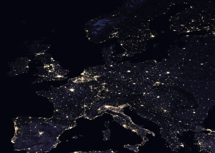 国际太空中心分享了一段由非洲至俄罗斯的夜空俯瞰片段。