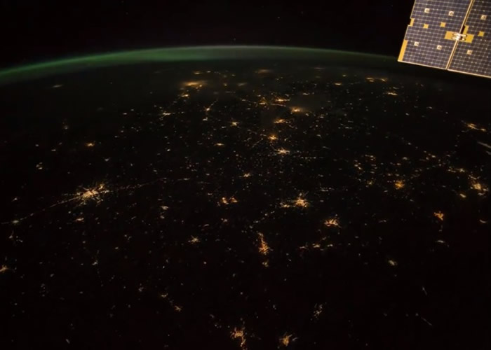 万家灯火在夜幕下,如同漫天星尘一般,煞是璀璨。