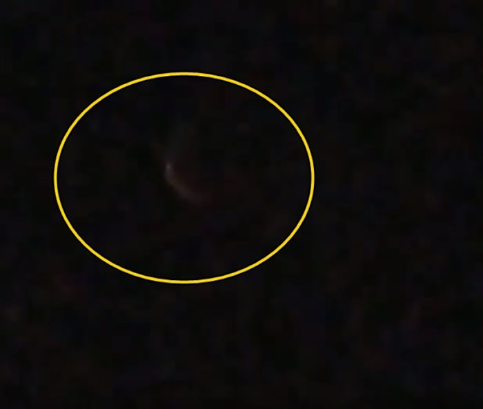 “UFO”(黄圈示)以高速飞行。