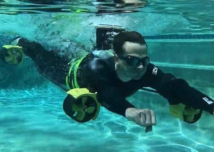 电动泳衣令旱鸭子都可以享受水中畅泳的滋味。