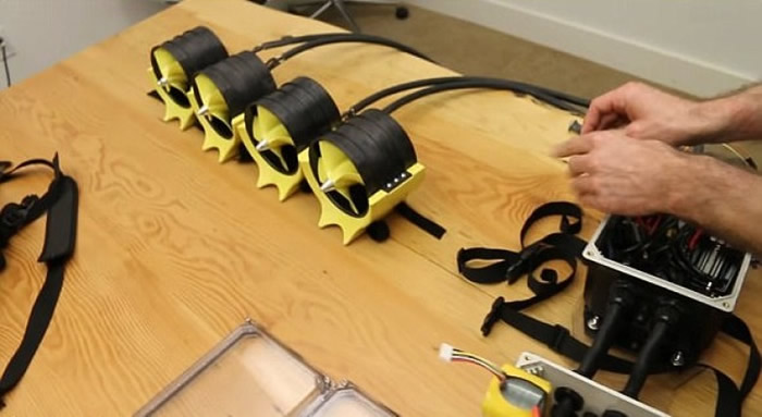 泳衣以马达驱动。