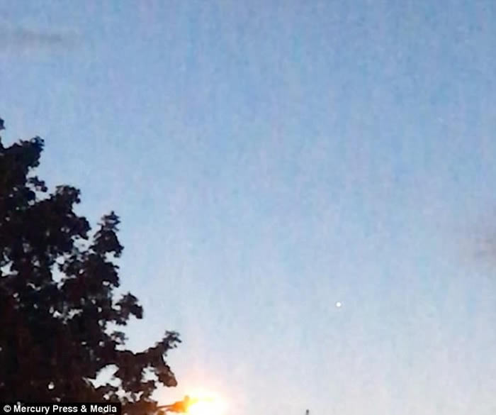 ����UFO��Ӣ���׶�ҹ�ճ��ָ��ٷ��з�������