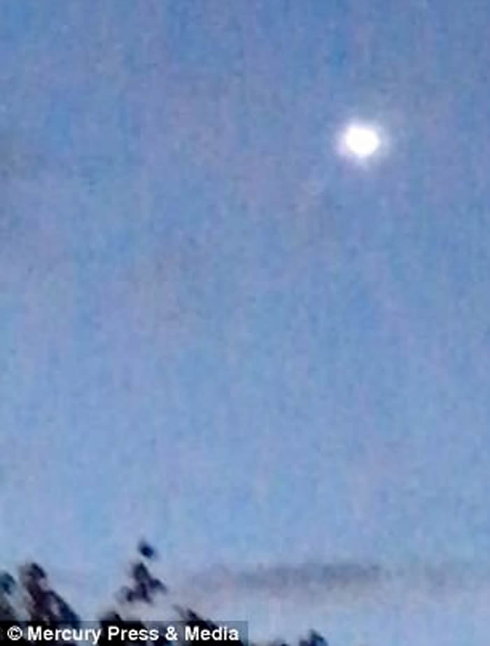 ����UFO��Ӣ���׶�ҹ�ճ��ָ��ٷ��з�������