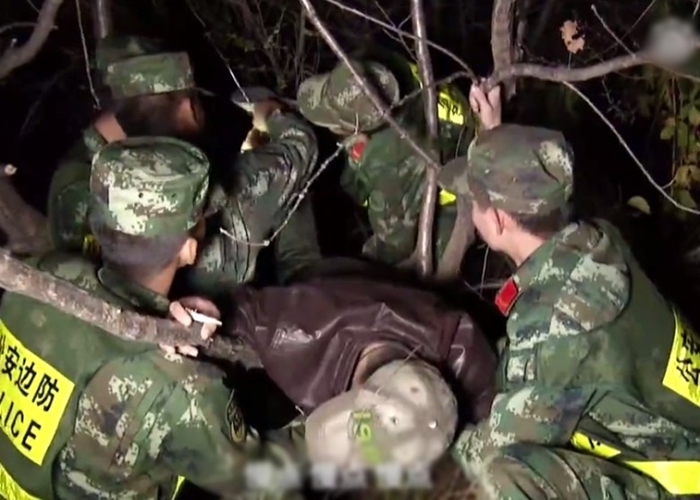 黑龙江牡丹江穆棱市男子森林设陷阱捉野生动物 被野猪吓到自己中招被倒挂