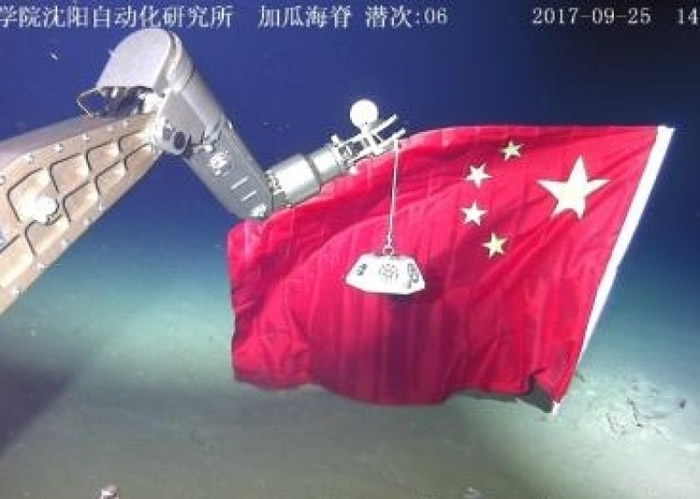 潜水器在深海海底布放标志物。