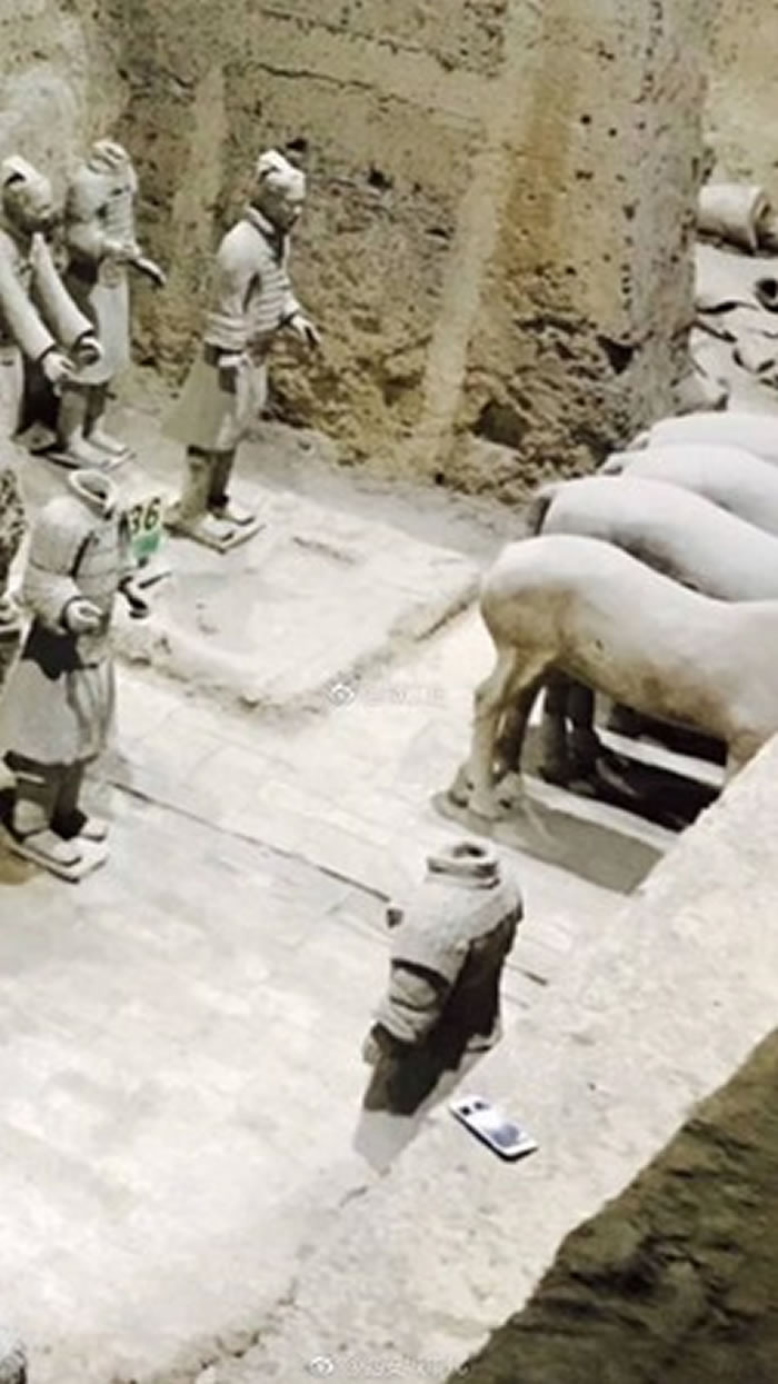 iPhone掉进兵马俑土坑拿不回 游客:掉下去就是国家的了