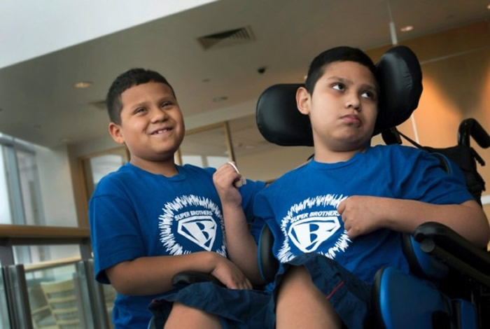 罗贾斯(左)跟哥哥同是肾上腺脑白质退化症患者。