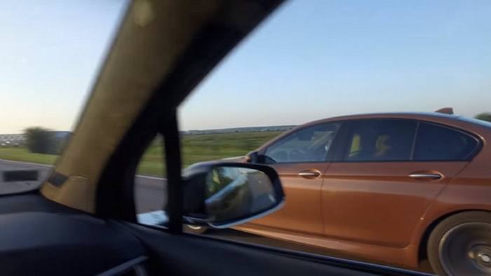 特斯拉Tesla P90D公路上与宝马BMW M5 F10竞速对决 大卡车在旁轻松超越