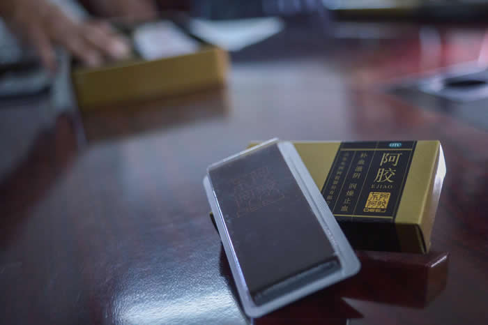 阿胶在1990年代经过重新包装,成为一种消费品与美容产品,使驴皮销售与需求都飞速增长。 PHOTOGRAPH BY TONY KARUMBA, AFP/GETT