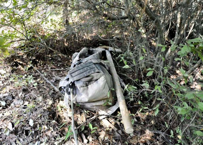 疑犯的盗墓工具。