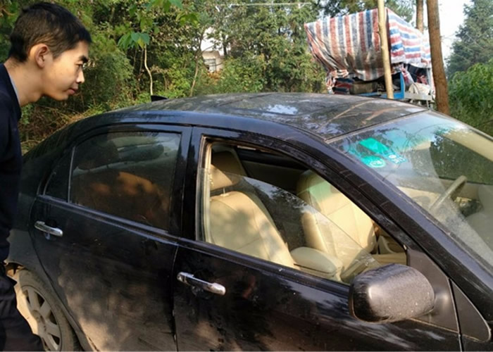 警方搜查疑犯所用的黑色私家车。