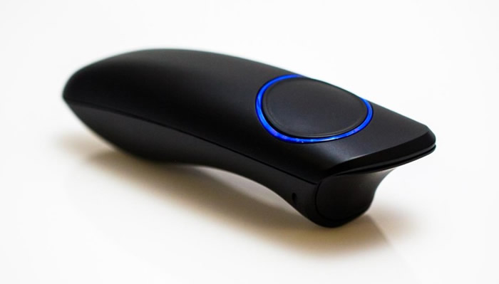 操控装置外型如一个普通电视遥控器。