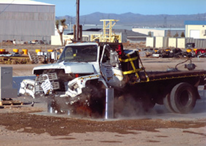 日本oei工业为防止恐怖袭击设计新式防撞柱 时速80km卡车冲撞“碎如纸片”