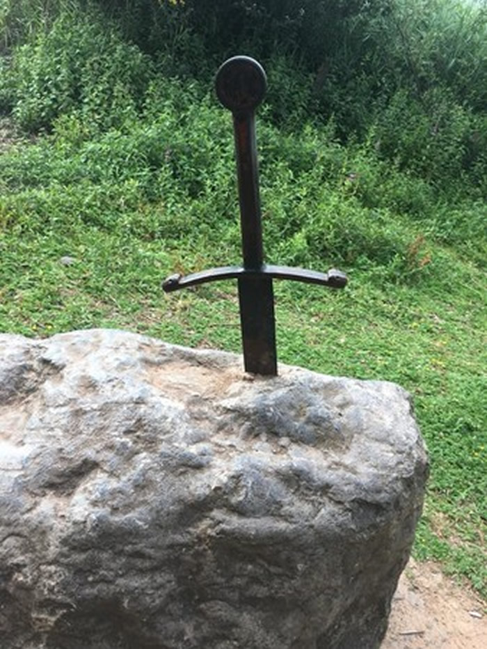 亚瑟王回来了?英国威尔斯布雷肯比肯斯国家公园“石中剑”离奇消失