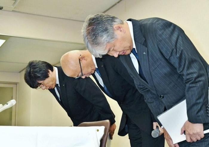 JA全农兵库的高层在记者会上,就事件向公众鞠躬致歉。