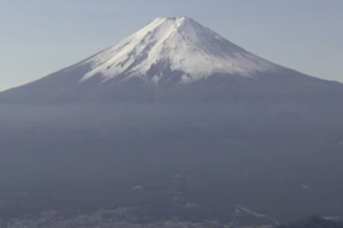 富士吉田市确认富士山首见积雪。