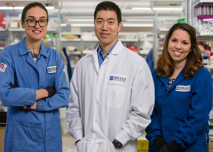 廖大伟(中)利用化学方法,还原DNA中的变异的基因排序。