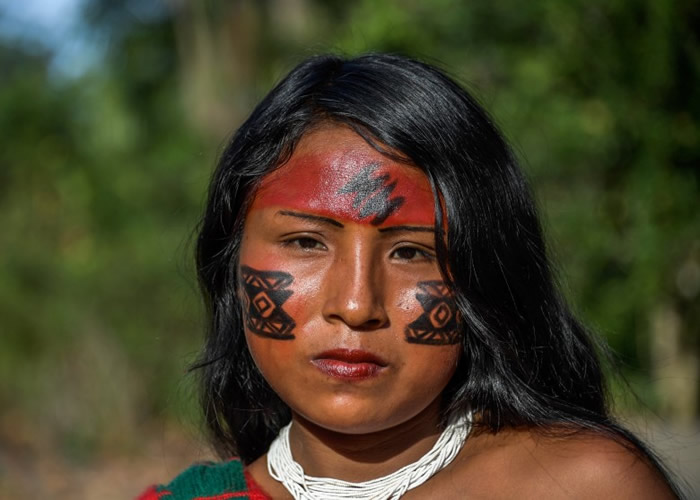 不论男女,其脸上皆涂抹特别的图腾。