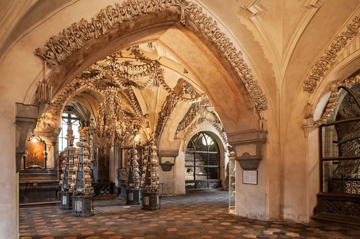 凄美的塞德莱茨藏骨堂(The Sedlec Ossuary)以漂白后雕刻的人骨作装饰。 PHOTOGRAPH BY MAREMAGNUM, GETTY IMAG