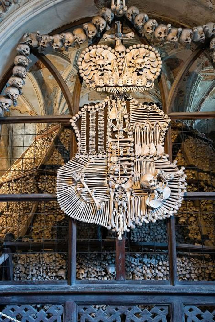 这枚充满诚意的盾形纹章旨在向赞助法兰西斯‧林特的家族致谢。 PHOTOGRAPH BY PETER HIRTH, REDUX