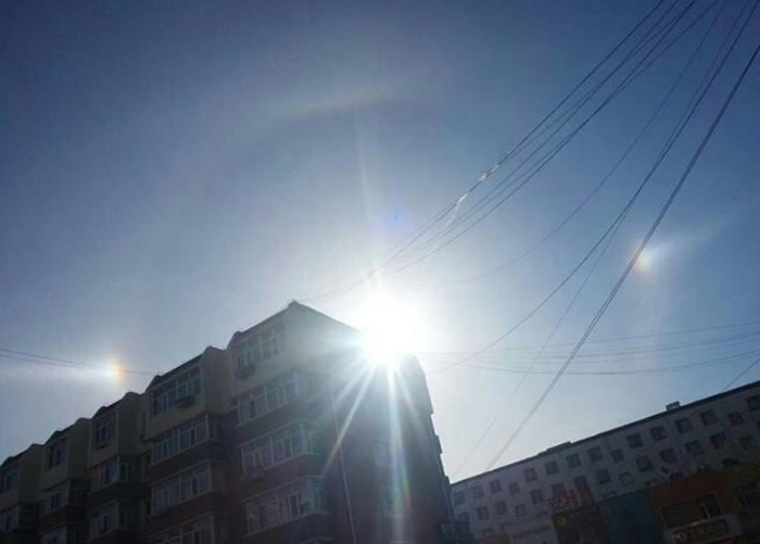 位处中间最耀眼的“大太阳”才是日常所见的太阳。