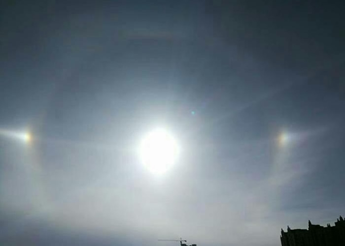 3个“太阳”并列天空,实为日晕景象。