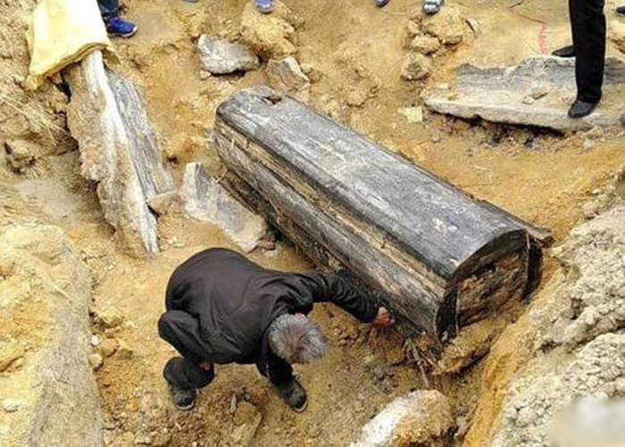 福建安溪龙涓黎山村修路期间挖出古尸 肉身未腐五官可见