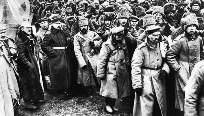 俄军在东线屡战屡败,士气低落。