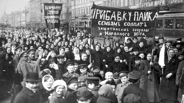 彼得格勒数十万人上街,要求改善生活环境。