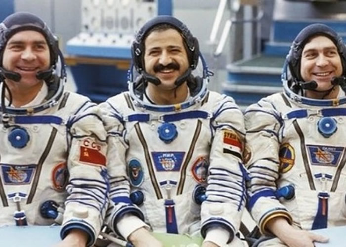 法瑞斯(中)自言希望与其他人分享自己的经历。