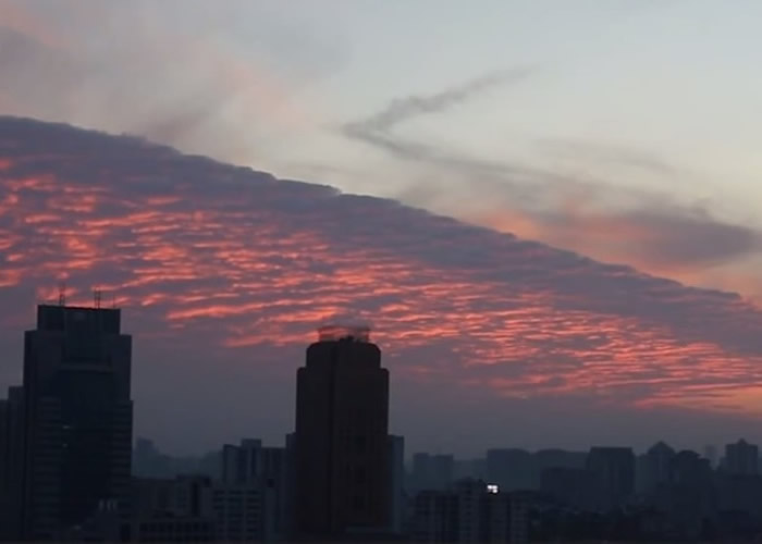 南京晴空卷起“火烧云”,与另一半的蓝天呈现“冰火两重天”。