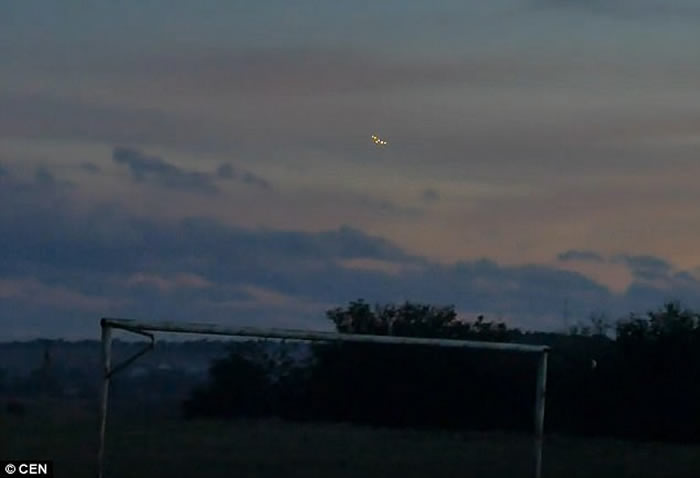 乌克兰夜空惊现外星人UFO舰队?其中一架突然“坠机”