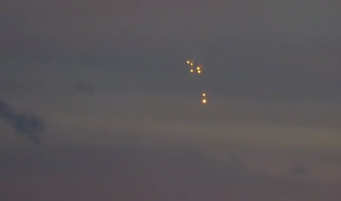 乌克兰夜空惊现外星人UFO舰队?其中一架突然“坠机”