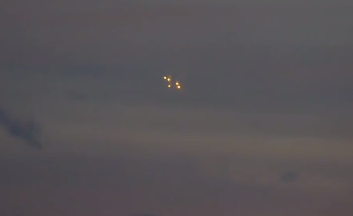 乌克兰夜空惊现外星人UFO舰队?其中一架突然“坠机”