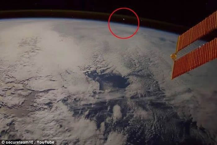 国际空间站宇航员捕捉流星高速冲入地球大气层一刻