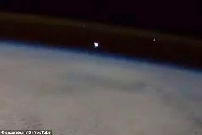 国际空间站宇航员捕捉流星高速冲入地球大气层一刻