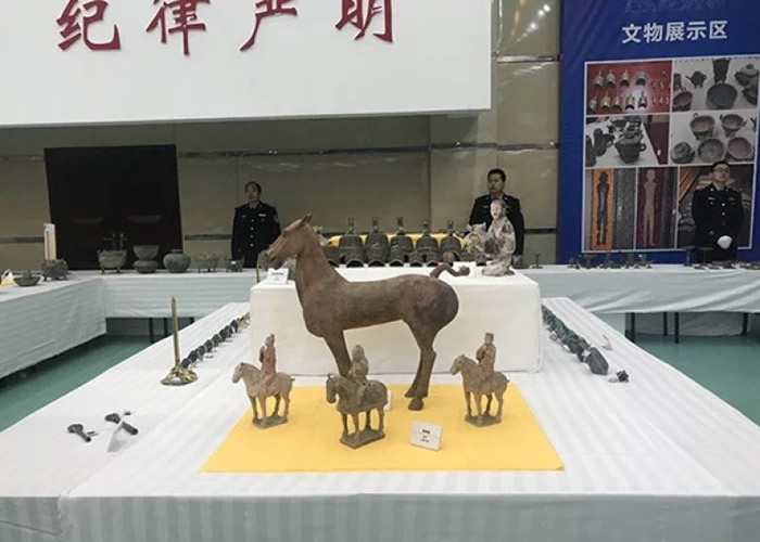 警方在行动中缴获逾千件文物。