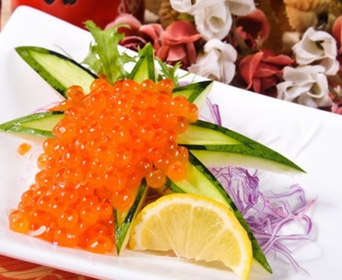 随三文鱼渔获量减少,三文鱼籽(图)的价格亦上涨。