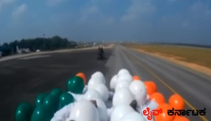 印度军队“开外挂”:“龙卷风”团队摩托车特技表演载58人破世界纪录