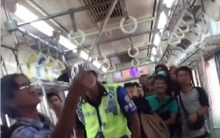 印尼火车上竟然有蛇 男子迅速制伏