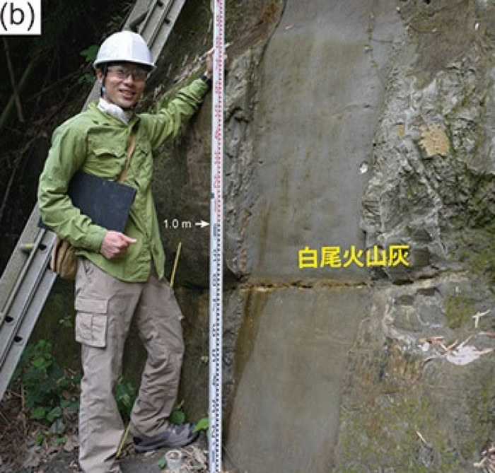 专家在地层现场勘探研究。