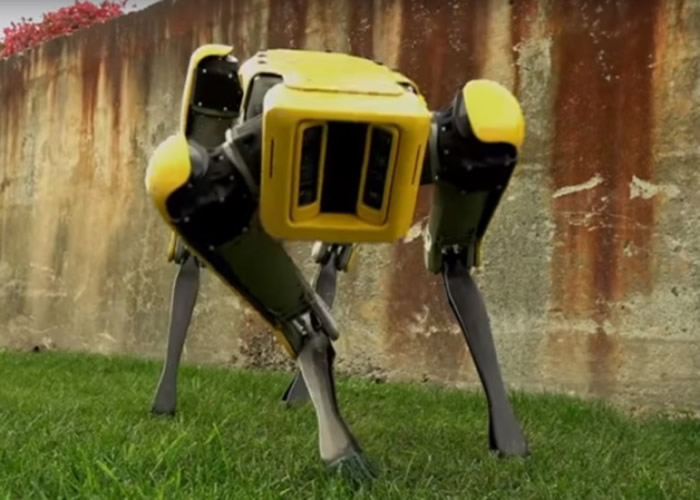新型机器狗动作栩栩如生。