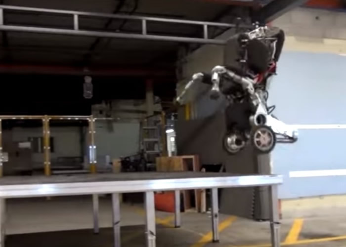 擅长“飞跃道”的四肢机器人灵敏可比人类。