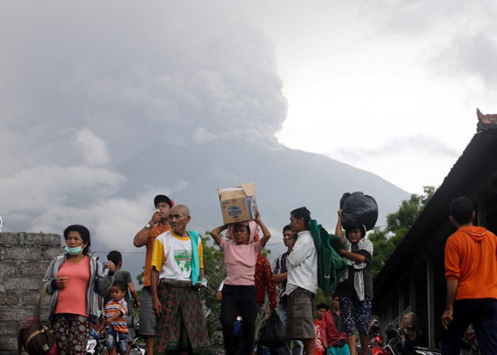 巴里岛的阿贡火山近日持续喷发,岛上居民要疏散。