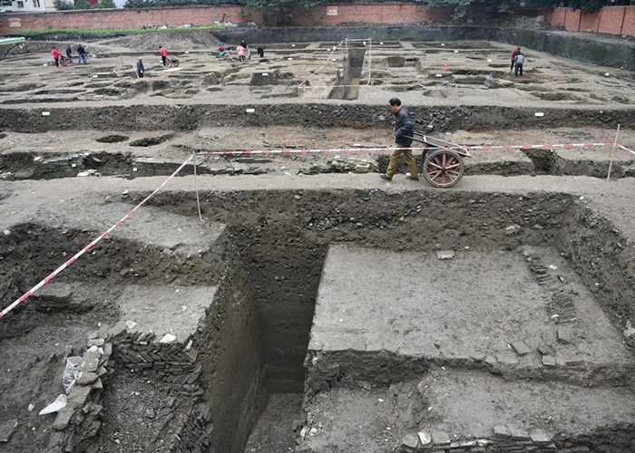 成都鼓楼北一街挖掘出唐宋时期的市区主干道及明代郡王府遗址。