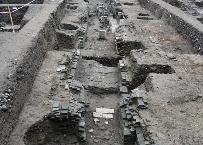 挖掘出的遗存包括河道、房基、道路、水井、水沟、灰坑及窖藏等。