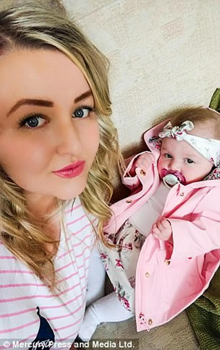 守护天使还是鬼魂?英国西约克郡小产女子拍到长发女童身影惊现女儿身旁