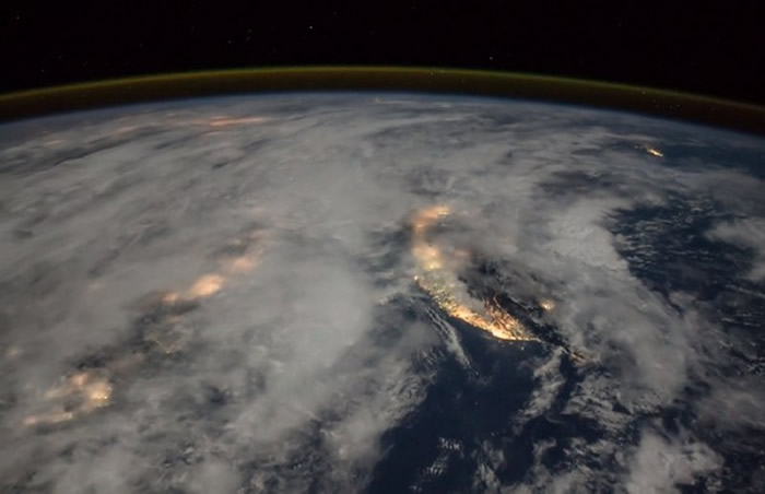 ���ʿռ�վ�Ա���µ���ӰƬ ��̫�����Ͽ����罻֯