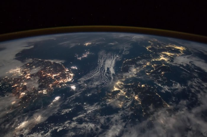 ���ʿռ�վ�Ա���µ���ӰƬ ��̫�����Ͽ����罻֯